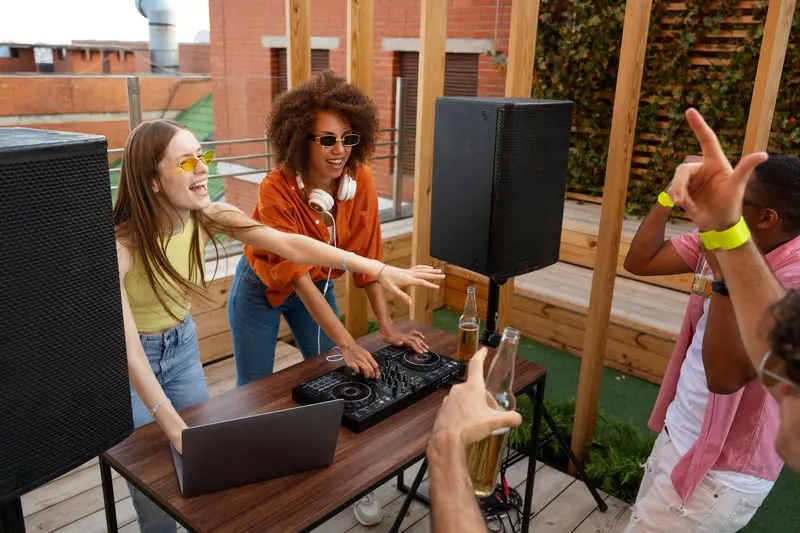 רמקולים למרפסת – כך תיהנו מסאונד איכותי גם באוויר הפתוח